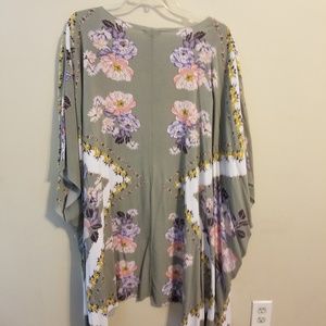 Maurices Size 0/1 Floral Kimono